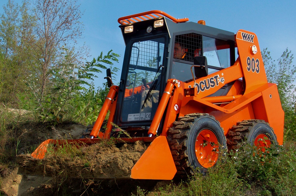 МИНИПОГРУЗЧИК С БОРТОВЫМ ПОВОРОТОМ LOCUST L903 